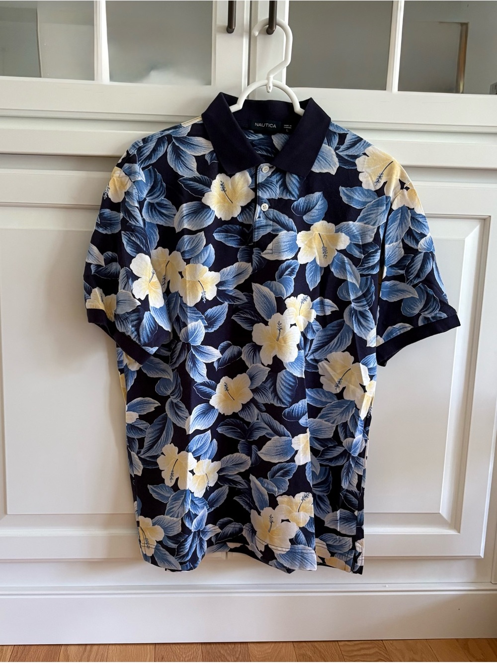 Mens Nautica 100 percent cotton navy/yellow floral Hawaiian collared shirt L